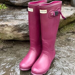 HUNTER RASPBERRY TALL RAINBOOTS -9 - BRAND NEW ! 🩷☔️💧